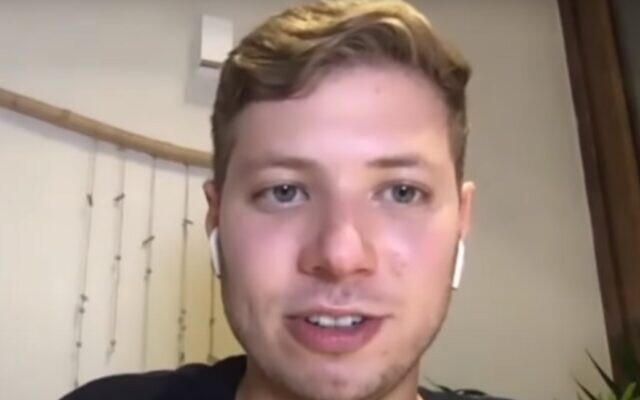 Yair Netanyahu lors du premier épisode de son nouveau podcast, le Yair Netanyahu Show. (Capture d'écran : YouTube) Yair Netanyahu lors du premier épisode de son nouveau podcast, le Yair Netanyahu Show. (Capture d'écran : YouTube)
