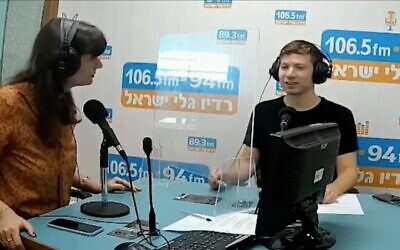 Capture d'écran d'une vidéo de Yair Netanyahu, à droite, pensant un entretien avec la station de radioGalei Israel. (Capture d'écran : Twitter)