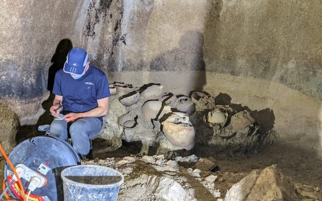 Le directeur des fouilles, Evgueni Aharonovitch, travaille dans la citerne de l'époque du Second Temple, dans l'ancien village de Kafr Murr, aujourd'hui un quartier de Beit El. (Dotan Traubman) Le directeur des fouilles, Evgueni Aharonovitch, travaille dans la citerne de l'époque du Second Temple, dans l'ancien village de Kafr Murr, aujourd'hui un quartier de Beit El. (Dotan Traubman)