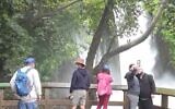 Des visiteurs du parc national de Banias, dans le nord d'Israël, après l'allègement du premier confinement pour cause de coronavirus, le 9 mai 2020. Photo d'illustration (Crédit : Capture d'écran/Ynet)