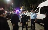 La police à Bnei Brak près d'une synagogue qui contrevenait aux règles induites par l'épidémie de coronavirus, le 17 novembre 2020. (Capture d'écran : Twitter)