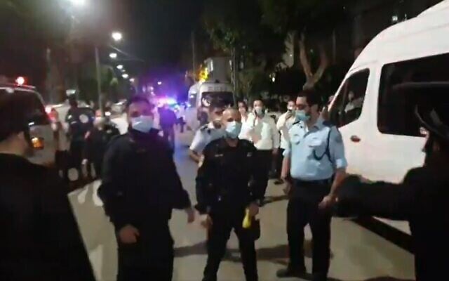 La police à Bnei Brak près d'une synagogue qui contrevenait aux règles induites par l'épidémie de coronavirus, le 17 novembre 2020. (Capture d'écran : Twitter) La police à Bnei Brak près d'une synagogue qui contrevenait aux règles induites par l'épidémie de coronavirus, le 17 novembre 2020. (Capture d'écran : Twitter)