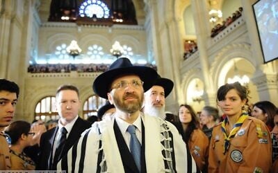 Le Grand-rabbin Gilles Bernheim, à la synagogue de la Victoire, entourée des EI. (Crédit : Erez Lichtfeld)