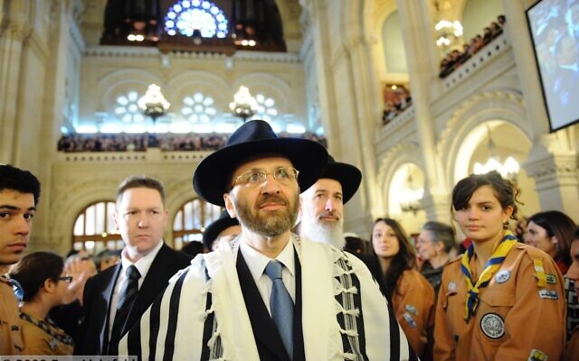 Le Grand-rabbin Gilles Bernheim, à la synagogue de la Victoire, entourée des EI. (Crédit : Erez Lichtfeld)