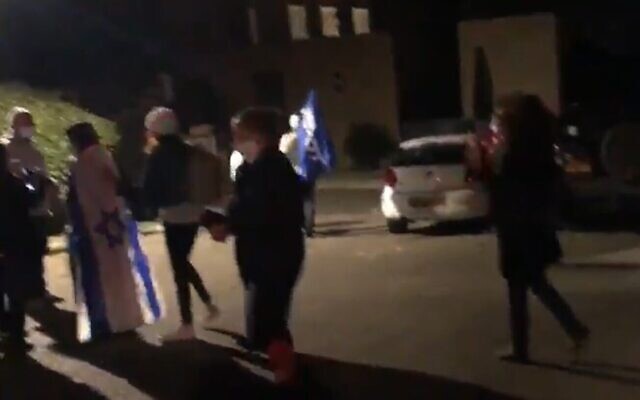 Des manifestants devant la maison de Césarée de la famille du capitaine Tom Farkash, pilote de Tsahal tombé au combat, le 17 novembre 2020. (Capture d'écran) Des manifestants devant la maison de Césarée de la famille du capitaine Tom Farkash, pilote de Tsahal tombé au combat, le 17 novembre 2020. (Capture d'écran)