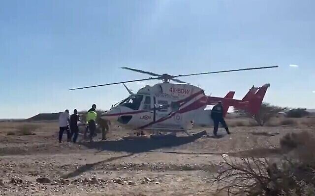 Un enfant transporté au centre médical de Soroka après avoir été mordu par un crocodile, le 21 novembre 2020 (Capture écran/Kan) Un enfant transporté au centre médical de Soroka après avoir été mordu par un crocodile, le 21 novembre 2020 (Capture écran/Kan)