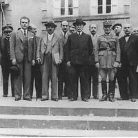 Le "chef de l’Etat français" Philippe Pétain, Pierre Laval (à sa droite) et le premier gouvernement du régime de Vichy, en juillet 1940. (Crédit : Arodowe Archiwum Cyfrowe/Domaine public)