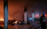 Les pompiers oeuvrent à éteindre un incendie dans un immeuble résidentiel du quartier Romema de Jérusalem, le 24 novembre 2020. (Capture d'écran : Douzième chaîne)