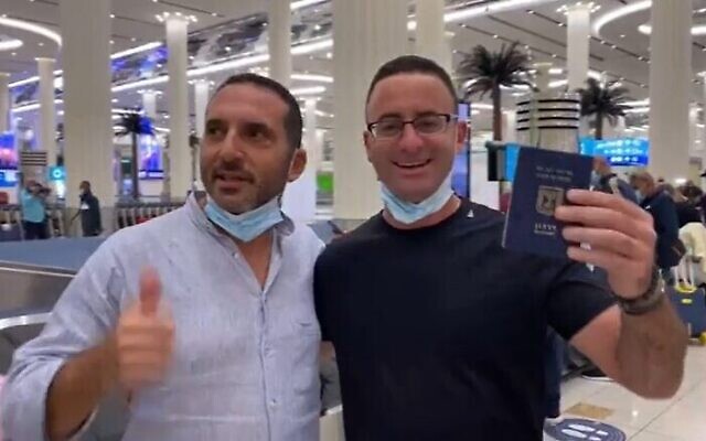 Un touriste israélien brandit son passeport à son arrivée à Dubai par le premier vol commercial de la compagnie émiratie flydubai, le 26 novembre 2020. (Crédit : Douxième chaîne) Un touriste israélien brandit son passeport à son arrivée à Dubai par le premier vol commercial de la compagnie émiratie flydubai, le 26 novembre 2020. (Crédit : Douxième chaîne)
