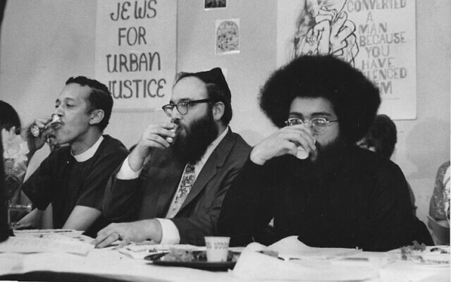 Le révérend Channing E. Phillips, (à gauche), le rabbin Arthur Waskow et Topper Carew pendant la nuit du premier Freedom Seder (nuit de la liberté), le 4 avril 1969. (Autorisation : Arthur Waskow) Le révérend Channing E. Phillips, (à gauche), le rabbin Arthur Waskow et Topper Carew pendant la nuit du premier Freedom Seder (nuit de la liberté), le 4 avril 1969. (Autorisation : Arthur Waskow)