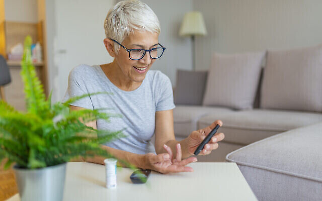 Une diabétique mesure son taux de sucre dans le sang. (Crédit : dragana991 via iStock by Getty Images)