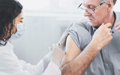 Un homme âgé se fait vacciner. (Crédit : Prostock-Studio via iStock by Getty Images)