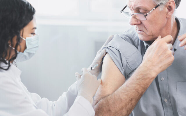 Un homme âgé se fait vacciner. (Crédit : Prostock-Studio via iStock by Getty Images) Un homme âgé se fait vacciner. (Crédit : Prostock-Studio via iStock by Getty Images)