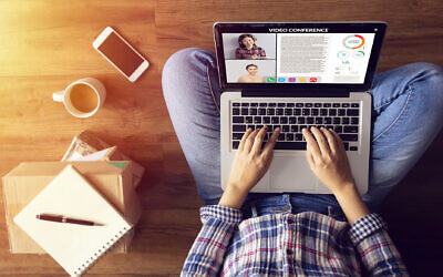 Photo d'illustration d'un homme travaillant en vidéo-conférence depuis chez lui. (Crédit : asiandelight; iStock by Getty Images)