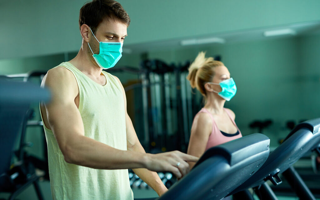 Un club de gym pendant la pandémie. (Crédit : Drazen Zigic/iStock/Getty Images)
