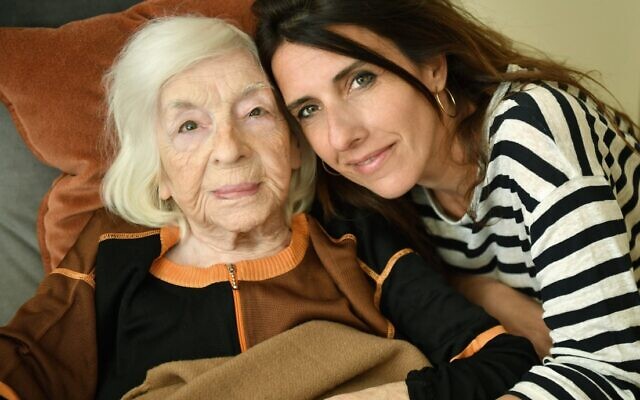 Nathalie Levy et sa grand-mère Rosine, à Paris. (Crédit : Philippe Conrad)