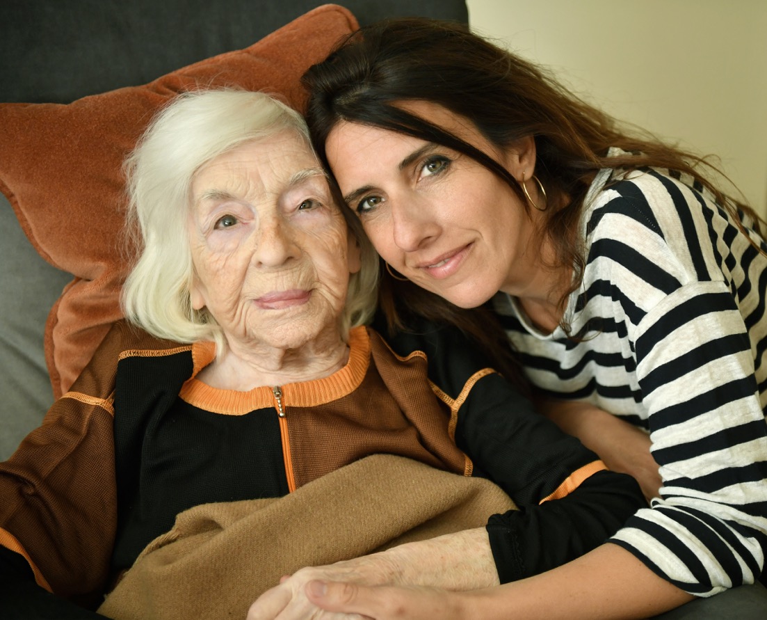 Nathalie Levy et sa grand-mère Rosine, à Paris. (Crédit : Philippe Conrad) Nathalie Levy et sa grand-mère Rosine, à Paris. (Crédit : Philippe Conrad)