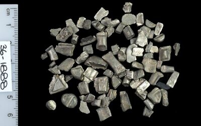 Des fragments d'argent provenant de lingots utilisés pour le commerce avant la frappe des pièces de monnaie. (Crédit : Clara Amit/Autorité israélienne des antiquités)