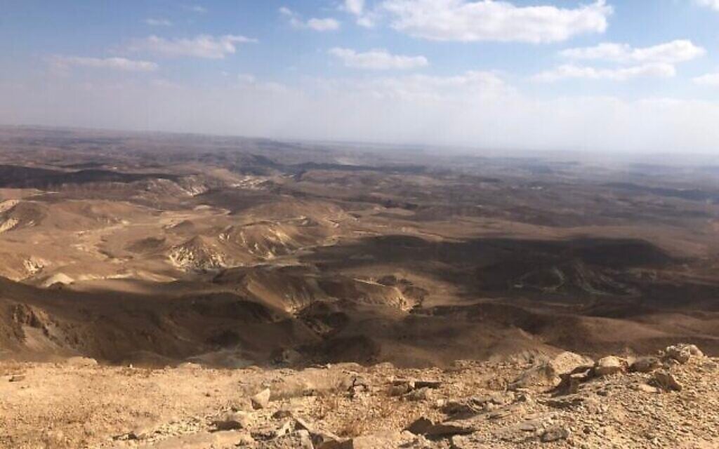 Le désert qui s'étend au-delà du mont Karkom. (Crédit : Sue Surkes/Times of Israel)
