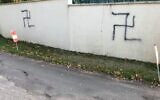 Trois croix gammées peintes à la peinture noire sur les murs de deux propriétés, à Chasseneuil-sur-Bonnieure, le 13 novembre 2020. (Crédit : Mairie de Chasseneuil-sur-Bonnieure / Fabrice Point)