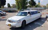 La limousine qui a ramené chez elle la star des réseaux sociaux Prisilia Kashty, reconnue coupable d'avoir tué un homme de 82 ans au cours d'un délit de fuite, à sa sortie de prison, le 11 novembre 2020. (Capture d'écran/Douzième chaîne)