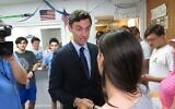 Jon Ossoff en campagne à Chamblee, Géorgie, le 15 juin 2017. (Crédit : Ron Kampeas / JTA)