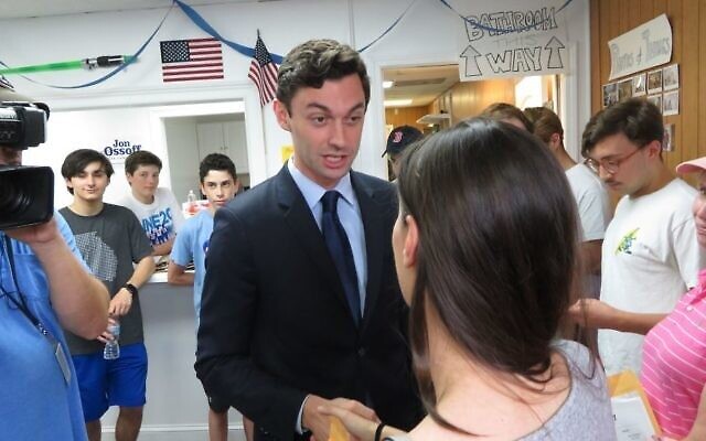 Jon Ossoff en campagne à Chamblee, Géorgie, le 15 juin 2017. (Crédit : Ron Kampeas / JTA)