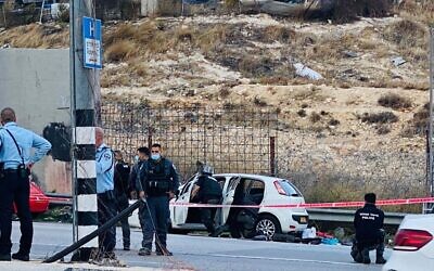 La police inspecte une voiture utilisée dans un attentat à la voiture-bélier présumé au checkpoint Al-Zaim, aux abords de Jérusalem, le 25 novembre 2020. (Crédit : Shlomo Mor)