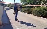 Scène de crime : un homme de 21 ans aurait assassiné son grand-père qui a tenté de l'empêcher de tuer un chat dans la ville de Rosh Ha'ayin, 16 octobre 2020 (Capture d'écran/Ynet)