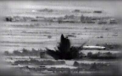 Illustration : Images de frappes israéliennes sur des cibles iraniennes et syriennes dans le sud de la Syrie après une tentative d'attaque à l'explosif par des agents soutenus par l'Iran contre les troupes israéliennes sur le plateau du Golan, le 18 novembre 2020. (Crédit : Armée israélienne)