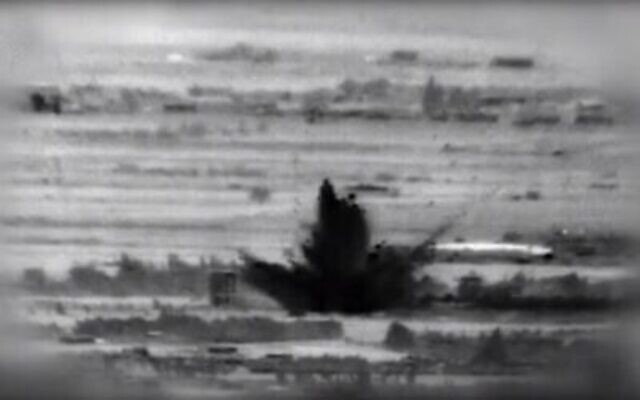 Illustration : Images de frappes israéliennes sur des cibles iraniennes et syriennes dans le sud de la Syrie après une tentative d'attaque à l'explosif par des agents soutenus par l'Iran contre les troupes israéliennes sur le plateau du Golan, le 18 novembre 2020. (Crédit : Armée israélienne) Illustration : Images de frappes israéliennes sur des cibles iraniennes et syriennes dans le sud de la Syrie après une tentative d'attaque à l'explosif par des agents soutenus par l'Iran contre les troupes israéliennes sur le plateau du Golan, le 18 novembre 2020. (Crédit : Armée israélienne)