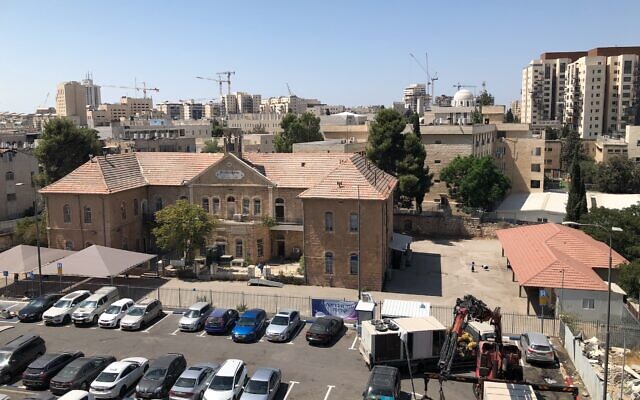 L'un des bâtiments du complexe Schneller, ancienne école pour aveugles, et qui est devenu une école religieuse pour filles et un parking municipal. (Crédit :  Jessica Steinberg/Times of Israel)