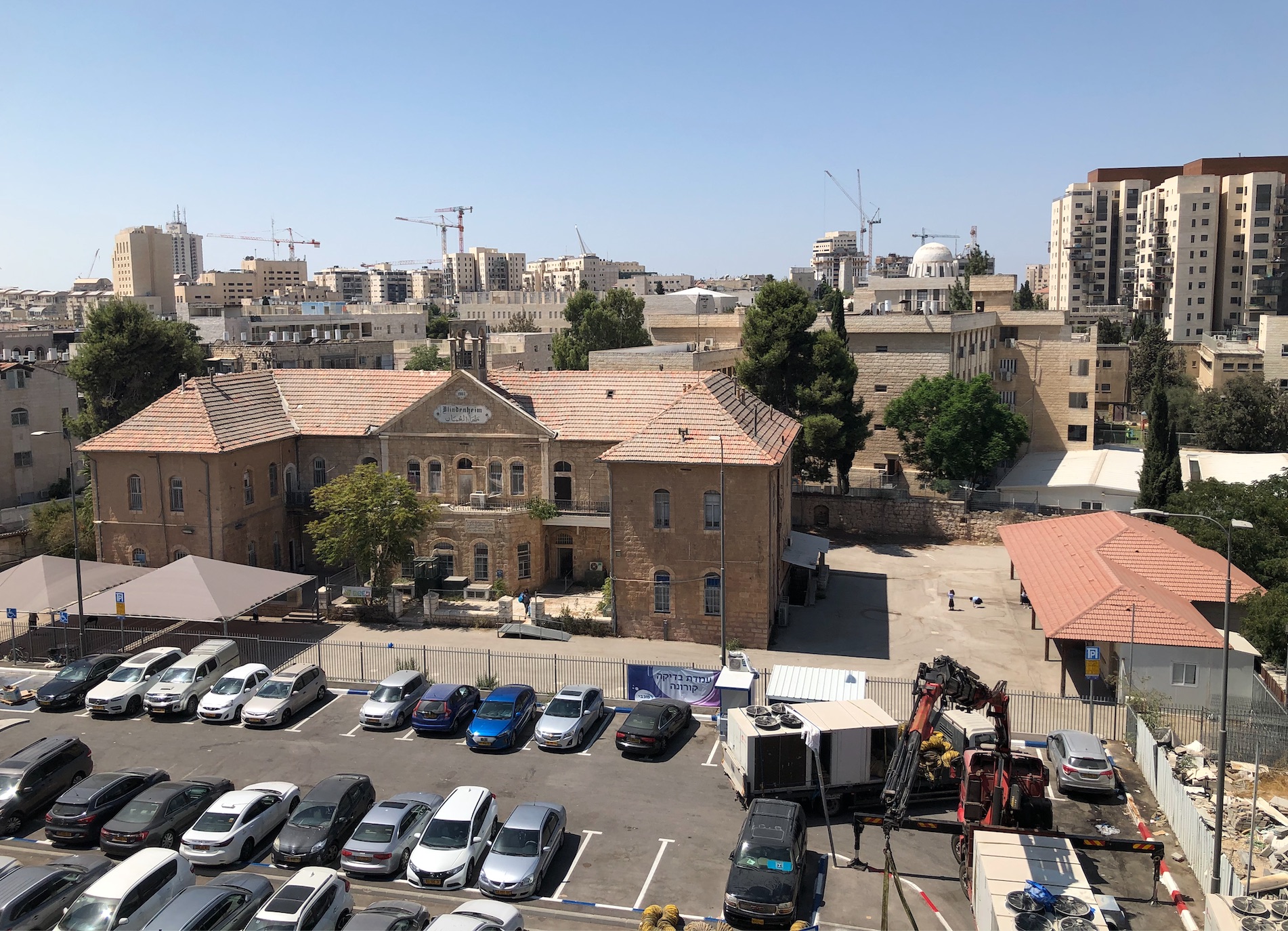 L'un des bâtiments du complexe Schneller, ancienne école pour aveugles, et qui est devenu une école religieuse pour filles et un parking municipal. (Crédit : Jessica Steinberg/Times of Israel) L'un des bâtiments du complexe Schneller, ancienne école pour aveugles, et qui est devenu une école religieuse pour filles et un parking municipal. (Crédit : Jessica Steinberg/Times of Israel)