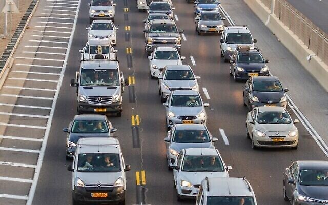 Un embouteillage sur la route 2 (la route côtière) près de Netanya, au nord d'Israël, le 22 octobre 2019. (Flash90)