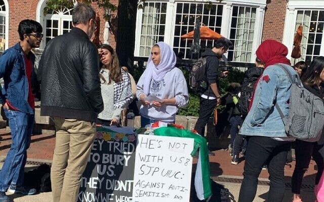 Les étudiants de Students for Justice in Palestine organisent un "teach-in d'urgence", après que le chancelier de l'école a condamné une présentation antisémite qui comprenait du matériel antisioniste, à l'Université de l'Illinois Urbana-Champaign en 2019. Illustration (Crédit : Autorisation AMCHA) Les étudiants de Students for Justice in Palestine organisent un "teach-in d'urgence", après que le chancelier de l'école a condamné une présentation antisémite qui comprenait du matériel antisioniste, à l'Université de l'Illinois Urbana-Champaign en 2019. Illustration (Crédit : Autorisation AMCHA)