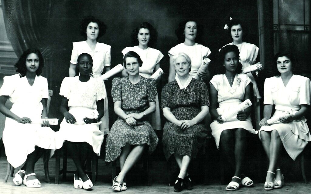 Margo, étudiante juive, (en haut à gauche), avec ses camarades de classe grecs, arméniens, soudanais et égyptiens, et des professeurs britanniques, sur une photo de fin d'études de 1948 du Unity High School qu'elle a fréquenté à Khartoum. Toutes les filles portent des robes et des chaussures immaculées, dans le style occidental. (Autorisation Tales of Jewish Khartoum)