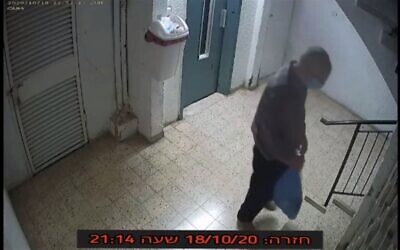 Vladimir Spitalnikov sur des images enregistrées par les caméras de surveillance dans son appartement après le meurtre présumé de son épouse. (Capture d'écran : Mako)