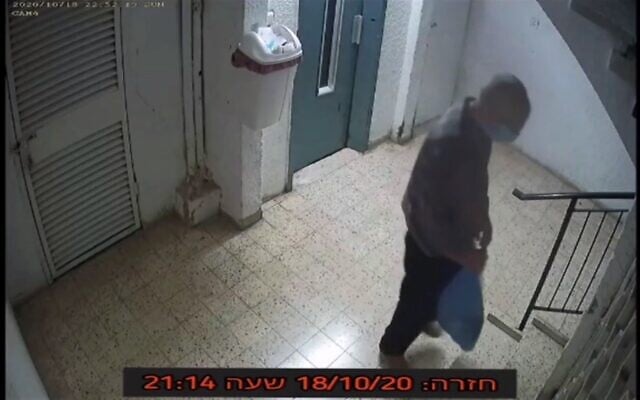 Vladimir Spitalnikov sur des images enregistrées par les caméras de surveillance dans son appartement après le meurtre présumé de son épouse. (Capture d'écran : Mako)