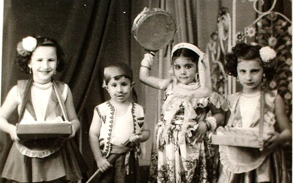 Des enfants juifs déguisés pour célébrer la fête de Pourim au Soudan, en 1950. (Autorisation Tales of Jewish Khartoum)