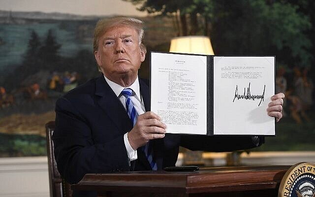 Le président américain de l'époque, Donald Trump, signe un document rétablissant les sanctions contre l'Iran après avoir annoncé le retrait des États-Unis de l'accord nucléaire iranien de 2015, dans la salle de réception diplomatique de la Maison Blanche à Washington, DC, le 8 mai 2018. (Crédit : Saul Loeb/AFP) Le président américain de l'époque, Donald Trump, signe un document rétablissant les sanctions contre l'Iran après avoir annoncé le retrait des États-Unis de l'accord nucléaire iranien de 2015, dans la salle de réception diplomatique de la Maison Blanche à Washington, DC, le 8 mai 2018. (Crédit : Saul Loeb/AFP)