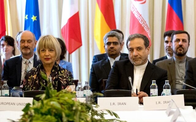 Abbas Araghchi (centre droit), adjoint politique au ministère des Affaires étrangères de l'Iran, et Helga Schmid (centre gauche), secrétaire générale du service d'action extérieure de l'UE (SEAE), participent à une réunion de la commission mixte du plan d'action global conjoint à laquelle participent l'Allemagne, la Chine, la France, la Russie, le Royaume-Uni et l'Iran, le 28 juillet 2019 au Palais Coburg à Vienne, en Autriche. (Crédit : ALEX HALADA / AFP) Abbas Araghchi (centre droit), adjoint politique au ministère des Affaires étrangères de l'Iran, et Helga Schmid (centre gauche), secrétaire générale du service d'action extérieure de l'UE (SEAE), participent à une réunion de la commission mixte du plan d'action global conjoint à laquelle participent l'Allemagne, la Chine, la France, la Russie, le Royaume-Uni et l'Iran, le 28 juillet 2019 au Palais Coburg à Vienne, en Autriche. (Crédit : ALEX HALADA / AFP)