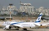 Illustration : un avion d'Etihad Airways atterrit à l'aéroport Ben Gurion d'Israël, près de Tel Aviv, le 20 octobre 2020. (Autorisation : JACK GUEZ / AFP)