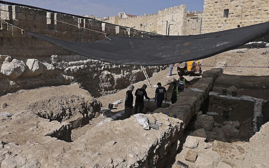 Des travailleurs creusent un sondage archéologique au musée de la Tour de David dans l'ancienne citadelle de Jérusalem, près de l'entrée de la porte de Jaffa dans la Vieille Ville de Jérusalem, le 28 octobre 2020. (MENAHEM KAHANA / AFP)
