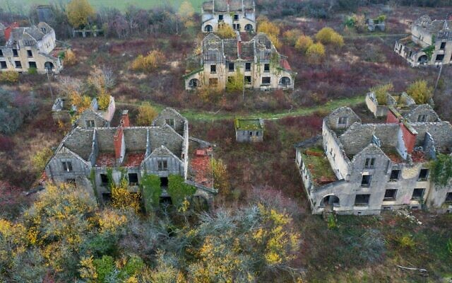 Une vue aérienne prise le 23 novembre 2020 à Denting, dans l'est de la France, montre le camp de Ban Saint-Jean, où environ 30 000 prisonniers de guerre de l'Armée rouge transférés par l'Allemagne nazie sont morts pendant la Seconde Guerre mondiale. (Crédit : JEAN-CHRISTOPHE VERHAEGEN / AFP) Une vue aérienne prise le 23 novembre 2020 à Denting, dans l'est de la France, montre le camp de Ban Saint-Jean, où environ 30 000 prisonniers de guerre de l'Armée rouge transférés par l'Allemagne nazie sont morts pendant la Seconde Guerre mondiale. (Crédit : JEAN-CHRISTOPHE VERHAEGEN / AFP)