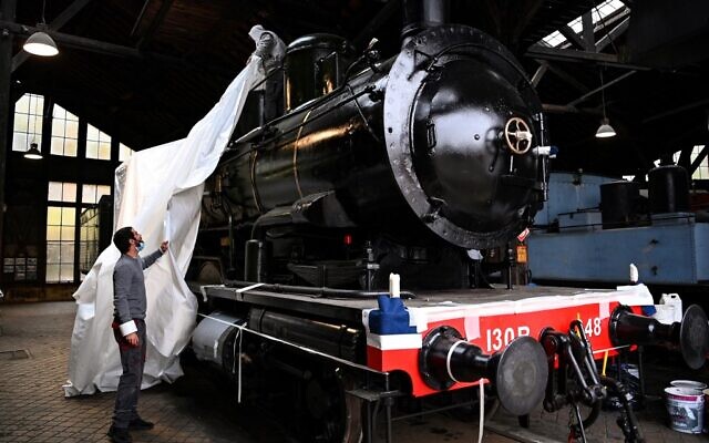 La locomotive de l'Orient Express à Longueville, pendant sa restauration pour son exposition à Singapour, le 20 octobre 2020. (Crédit : Anne-Christine POUJOULAT / AFP) La locomotive de l'Orient Express à Longueville, pendant sa restauration pour son exposition à Singapour, le 20 octobre 2020. (Crédit : Anne-Christine POUJOULAT / AFP)
