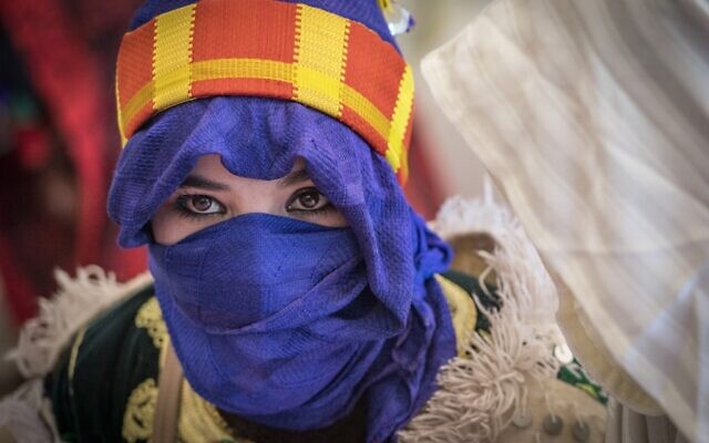 Une jeune femme amazighe (berbère) attend sa cérémonie de mariage lors du festival annuel "Moussem de fiançailles" près du village d'Imilchil dans les montagnes du Haut Atlas, au centre du Maroc, l (Crédit : FADEL SENNA / AFP) (Photo de FADEL SENNA / AFP) Une jeune femme amazighe (berbère) attend sa cérémonie de mariage lors du festival annuel "Moussem de fiançailles" près du village d'Imilchil dans les montagnes du Haut Atlas, au centre du Maroc, l (Crédit : FADEL SENNA / AFP) (Photo de FADEL SENNA / AFP)