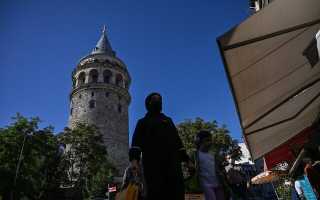 La tour de Galata, monument emblématique d'Istanbul datant du XIVe siècle, après sa restauration, le 16 octobre 2020. (Crédit : Ozan KOSE / AFP) La tour de Galata, monument emblématique d'Istanbul datant du XIVe siècle, après sa restauration, le 16 octobre 2020. (Crédit : Ozan KOSE / AFP)