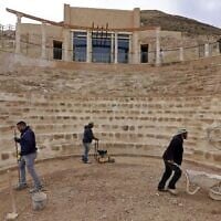 Des ouvriers aplanissant le sol restauré du théâtre antique construit par Hérode le Grand entre 23 et 15 avant notre ère, dans le désert de Judée, au sud-est de Bethléem, en Cisjordanie, le 7 décembre 2020. (Crédit : Menahem Kahana/AFP)