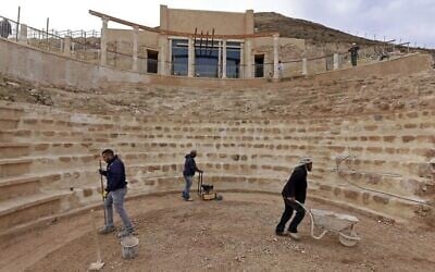 Des ouvriers aplanissant le sol restauré du théâtre antique construit par Hérode le Grand entre 23 et 15 avant notre ère, dans le désert de Judée, au sud-est de Bethléem, en Cisjordanie, le 7 décembre 2020. (Crédit : Menahem Kahana/AFP)
