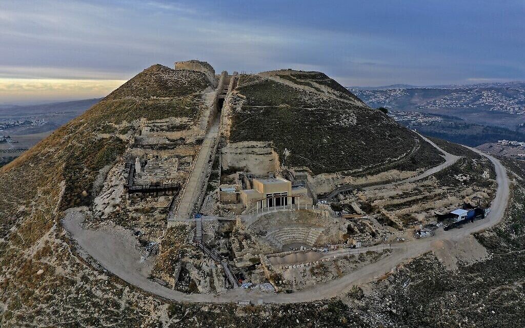 Vue aérienne de la forteresse d'Hérode, le 25 novembre 2020, avec le site du tombeau du roi Hérode et le théâtre construit par Hérode le Grand en 23-15 avant l'ère commune, dans le désert de Judée, au sud-est de Bethléem (Crédit : Menahem KAHANA / AFP)